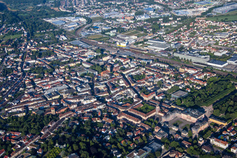 Stadtzentrum von Nordosten in Bruchsal im Bundesland Baden-Württemberg, Deutschland