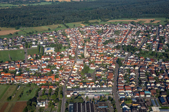 Ortsansicht der Straßen und Häuser der Wohngebiete in Hambrücken im Bundesland Baden-Württemberg, Deutschland