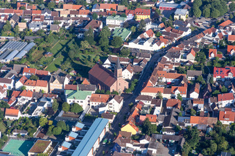 Luftbild von Kirchengebäude der St. Jodokus Kirche in Wiesental in Waghäusel im Bundesland Baden-Württemberg, Deutschland