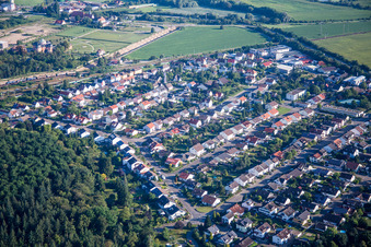 Ortsansicht der Straßen und Häuser der Wohngebiete in Waghäusel im Bundesland Baden-Württemberg, Deutschland