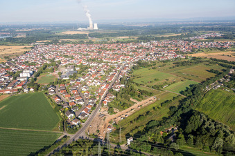 Ortsansicht der Straßen und Häuser der Wohngebiete im Ortsteil Oberhausen in Oberhausen-Rheinhausen im Bundesland Baden-Württemberg, Deutschland