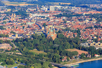 Dom zu Speyer im Sommer vom Rhein aus gesehen im Bundesland Rheinland-Pfalz, Deutschland