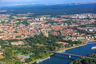 Schrägluftbild von Dom zu Speyer im Sommer vom Rhein aus gesehen im Bundesland Rheinland-Pfalz, Deutschland