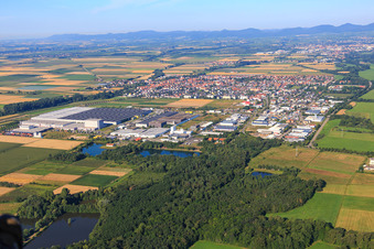 Industriegebiet Interpark aus Nordosten in Offenbach an der Queich im Bundesland Rheinland-Pfalz, Deutschland