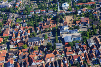 St. Georgskirche, Stadthalle und Grundschule am Marktplatz von Süden in Kandel im Bundesland Rheinland-Pfalz, Deutschland