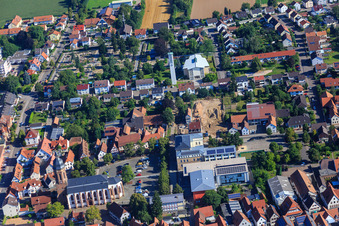 Luftbild von St. Georgskirche, Stadthalle und Grundschule am Marktplatz von Süden in Kandel im Bundesland Rheinland-Pfalz, Deutschland
