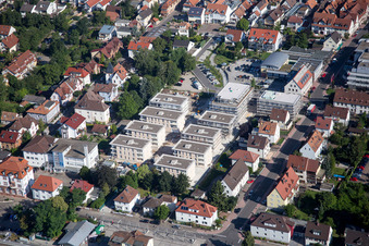 Gebäude- Ensemble- Baustellen zum Neubau eines Stadtquartiers 'Im Stadtkern' in Kandel im Bundesland Rheinland-Pfalz, Deutschland aus der Drohnenperspektive