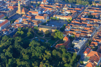 Orangerie und University of Erlangen-Nuremberg am Schlossgarten Erlangen im Ortsteil Markgrafenstadt im Bundesland Bayern, Deutschland