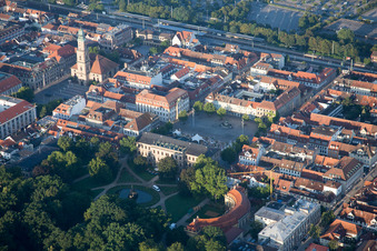 Kirchengebäude der Hugenottenkirche im Altstadt- Zentrum der Innenstadt in Erlangen im Ortsteil Markgrafenstadt im Bundesland Bayern, Deutschland