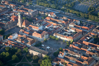 Luftbild von Kirchengebäude der Hugenottenkirche im Altstadt- Zentrum der Innenstadt in Erlangen im Ortsteil Markgrafenstadt im Bundesland Bayern, Deutschland