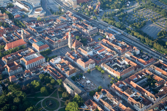 Gebäude des Rathauses der Stadtverwaltung am Marktplatz der Innenstadt in Erlangen im Ortsteil Markgrafenstadt im Bundesland Bayern, Deutschland