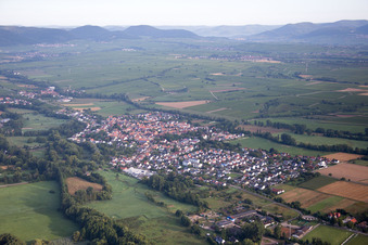 Ortsteil Billigheim in Billigheim-Ingenheim im Bundesland Rheinland-Pfalz, Deutschland aus der Vogelperspektive