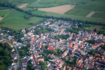 Kirchengebäude im Dorfkern im Ortsteil Mühlhofen in Billigheim-Ingenheim im Bundesland Rheinland-Pfalz, Deutschland