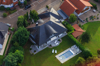 Luftbild von Ritter-Honius-Straße mit Villa und Swimming-Pool in Rohrbach im Bundesland Rheinland-Pfalz, Deutschland