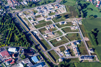 Baustellen zum Neubau- Wohngebiet einer Einfamilienhaus- Siedlung In den Niederwiesen in Wörth am Rhein im Bundesland Rheinland-Pfalz, Deutschland