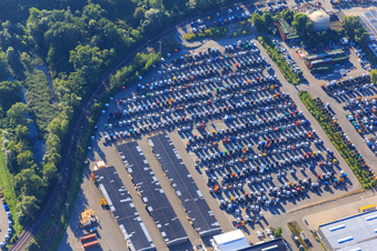 Parkplatz für produzierte DAIMLIER-LKW-Zugfahrzeuge im Automobilwerk Wörth des Industriepark Wörth GmbH im Ortsteil Maximiliansau in Wörth am Rhein im Bundesland Rheinland-Pfalz, Deutschland