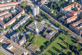 Verwaltungsgebäude des Versicherungs- Unternehmens BGV / Badische Versicherungen hinter dem Landratsamt Karlsruhe im Ortsteil Oststadt in Karlsruhe im Bundesland Baden-Württemberg, Deutschland