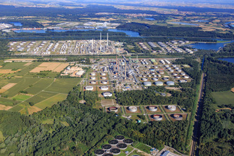 Raffinerie MiRO aus Osten zwischen Klärwerk und Rhein im Ortsteil Knielingen in Karlsruhe im Bundesland Baden-Württemberg, Deutschland