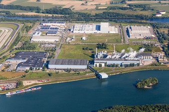 Technische Anlagen im Industriegebiet im Ortsteil Industriegebiet Wörth-Oberwald in Wörth am Rhein im Bundesland Rheinland-Pfalz, Deutschland