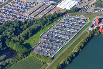 Luftbild von Parkplatz für produzierte DAIMLIER-LKW-Zugfahrzeuge an der Hafenstr im Ortsteil Maximiliansau in Wörth am Rhein im Bundesland Rheinland-Pfalz, Deutschland