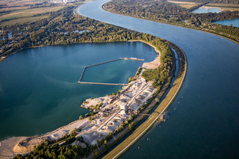 Uferbereiche am Flußverlauf des Rhein und Kiesgewinnung durch Kieswerk Heinrich Krieger KG am Kriegersee auf der ehemaligen Gemarkung Rheinmünster-Stollhofen im Ortsteil Söllingen im Bundesland Baden-Württemberg, Deutschland