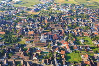 Luftbild von Friedrichstraße mit Riedbrennerei im Ortsteil Altenheim in Neuried im Bundesland Baden-Württemberg, Deutschland
