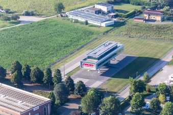 Modernes Gebäude auf Stelzen der Stadtverwaltung der Gemeinde Meißenheim in Meißenheim im Bundesland Baden-Württemberg, Deutschland