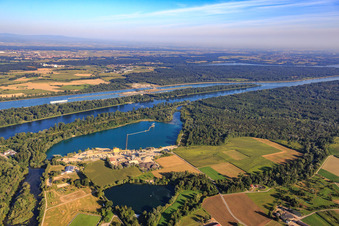 Baggersee am Rhein der  VOGEL-BAU GmbH - Asphaltmischanlage und Kieswerk Ottenheim in Schwanau im Bundesland Baden-Württemberg, Deutschland