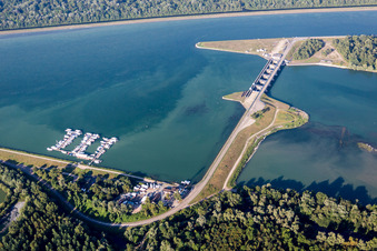 Schleusenanlagen am Ufer der Wasserstraße des Rhein und Yachtclub Lahr in Schwanau im Ortsteil Nonnenweier im Bundesland Baden-Württemberg, Deutschland