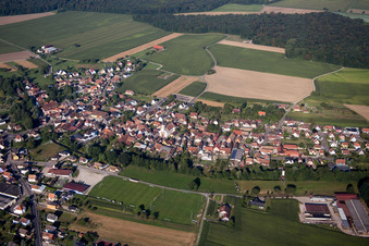 Luftaufnahme von Dorf - Ansicht am Rande von landwirtschaftlichen Feldern und Nutzflächen in Herbsheim in Grand Est im Bundesland Bas-Rhin, Frankreich