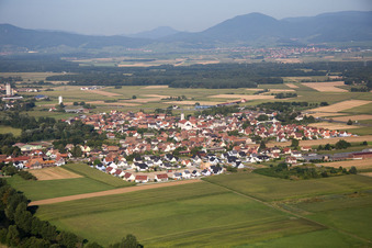 Luftbild von Dorfkern an den Fluß- Uferbereichen des Ill vor dem Panorama des Vogesenrandes in Sermersheim in Grand Est im Bundesland Bas-Rhin, Frankreich