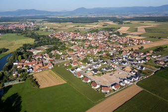 Baustellen zum Neubau- Wohngebiet einer Einfamilienhaus- Siedlung rue des Celtes in Sermersheim in Grand Est im Bundesland Bas-Rhin, Frankreich