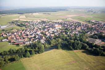 Schrägluftbild von Sermersheim im Bundesland Bas-Rhin, Frankreich
