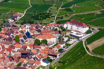 Gebäudekomplex der Hotelanlage Val-Vignes - Hotel Alsace Séminaires et Mariages in Saint-Hippolyte in Grand Est im Bundesland Haut-Rhin, Frankreich