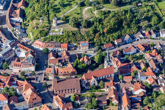Luftaufnahme von Kirchengebäude der evangelischen roten Sandsteinkirche und der weiß verputzten katholischen Pfarrkirche St. Michael Weingarten in Weingarten im Bundesland Baden-Württemberg, Deutschland