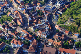 Marktplaz mit Walzbachbrücken und Hotel  Walksches Haus in Weingarten im Bundesland Baden-Württemberg, Deutschland