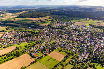 Luftaufnahme von Ortsansicht der Straßen und Häuser der Wohngebiete im Ortsteil Jöhlingen in Walzbachtal im Bundesland Baden-Württemberg, Deutschland