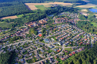 Sporthalle Schefenacker vor dem Kloster Maulbronn UNESCO Welterbe im Bundesland Baden-Württemberg, Deutschland