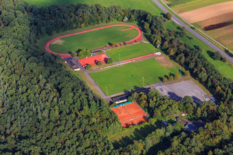 Sportzentrum Maulbronn des VfS Maulbronn-Diefenbach mit Tartanbahn, Tennisplatz und Fußballplatz im Bundesland Baden-Württemberg, Deutschland