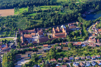 Schrägluftbild von Kloster Maulbronn UNESCO Welterbe im Bundesland Baden-Württemberg, Deutschland