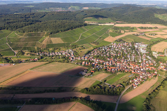 Luftbild von Dorf - Ansicht am Rande von landwirtschaftlichen Feldern und Nutzflächen in Vaihingen an der Enz im Ortsteil Gündelbach im Bundesland Baden-Württemberg, Deutschland