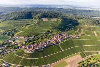 Luftaufnahme von Winzerdorf auf Weinberg in Hohenhaslach in Sachsenheim im Bundesland Baden-Württemberg, Deutschland
