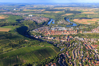 Ortsansicht an der Neckarschleife von Westen in Besigheim im Bundesland Baden-Württemberg, Deutschland