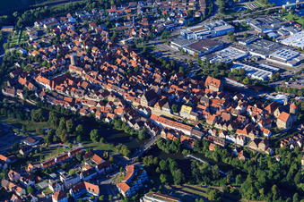 Luftbild von Historische Altstadt über der Enz mit Waldhornturm, Stadtmauer und Standesamt in Besigheim im Bundesland Baden-Württemberg, Deutschland