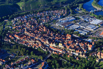 Luftaufnahme von Historische Altstadt über der Enz mit Waldhornturm, Stadtmauer und Standesamt in Besigheim im Bundesland Baden-Württemberg, Deutschland