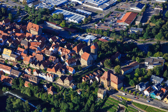 Historische Altstadt mit Schlosshof, Turm,. Stadtkirche und  Friedrich-Schelling-Schule Besigheim im Bundesland Baden-Württemberg, Deutschland
