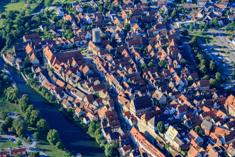 Schrägluftbild von Historische Altstadt über der Enz mit Waldhornturm, Stadtmauer und Standesamt in Besigheim im Bundesland Baden-Württemberg, Deutschland