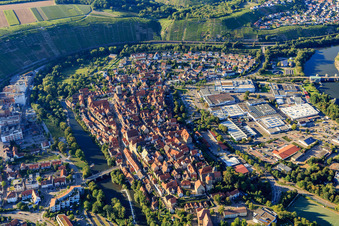 Historische Altstadt über der Enz mit Waldhornturm, Stadtmauer, Standesamt, Schlosshof, Turm,. Stadtkirche und  Friedrich-Schelling-Schule Besigheim im Bundesland Baden-Württemberg, Deutschland