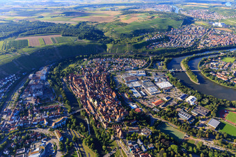 Luftbild von Historische Altstadt über der Enz mit Waldhornturm, Stadtmauer, Standesamt, Schlosshof, Turm,. Stadtkirche und  Friedrich-Schelling-Schule Besigheim im Bundesland Baden-Württemberg, Deutschland