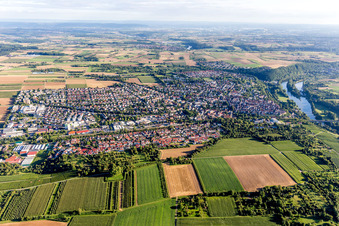 Ortschaft an den Fluss- Uferbereichen des Neckar in Marbach am Neckar im Bundesland Baden-Württemberg, Deutschland